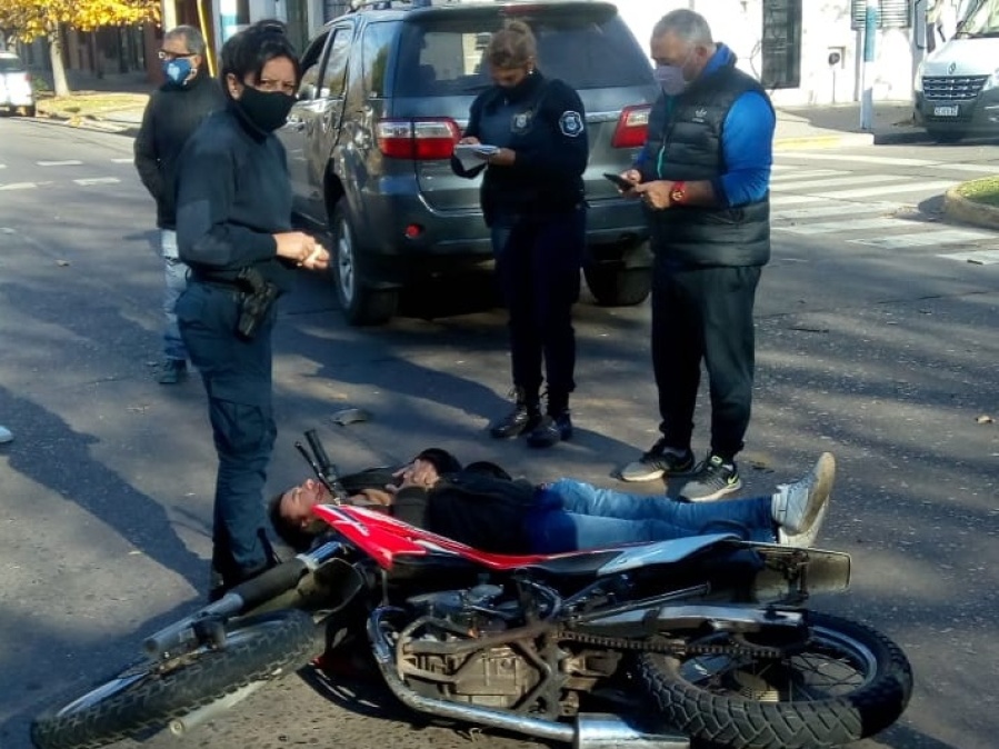 Por la imprudencia de una camioneta, un motociclista quedó tendido en la calle en 19 y 57