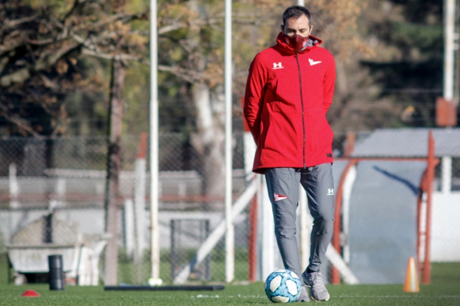 Desábato no se va: recibió la banca de Verón y seguirá en el banco del Pincha