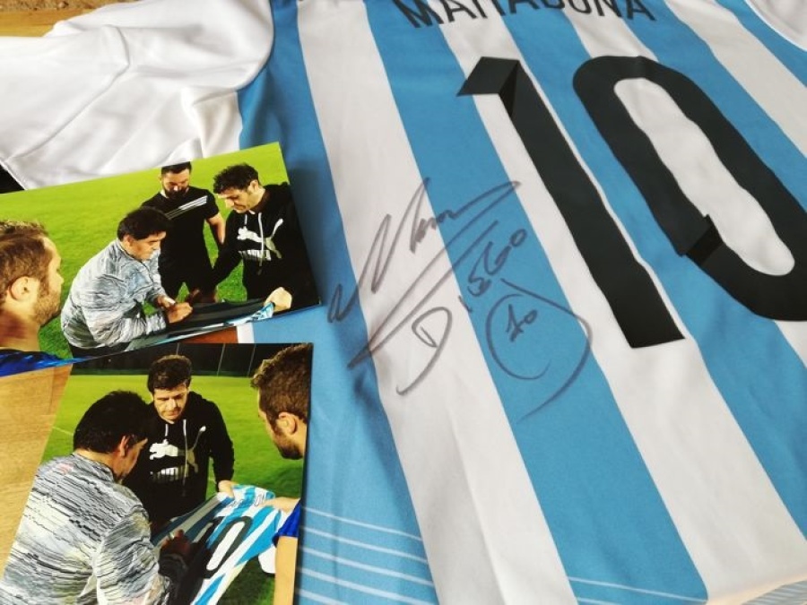 Enterate a cuánto se venden las camisetas autografiadas por Maradona en internet
