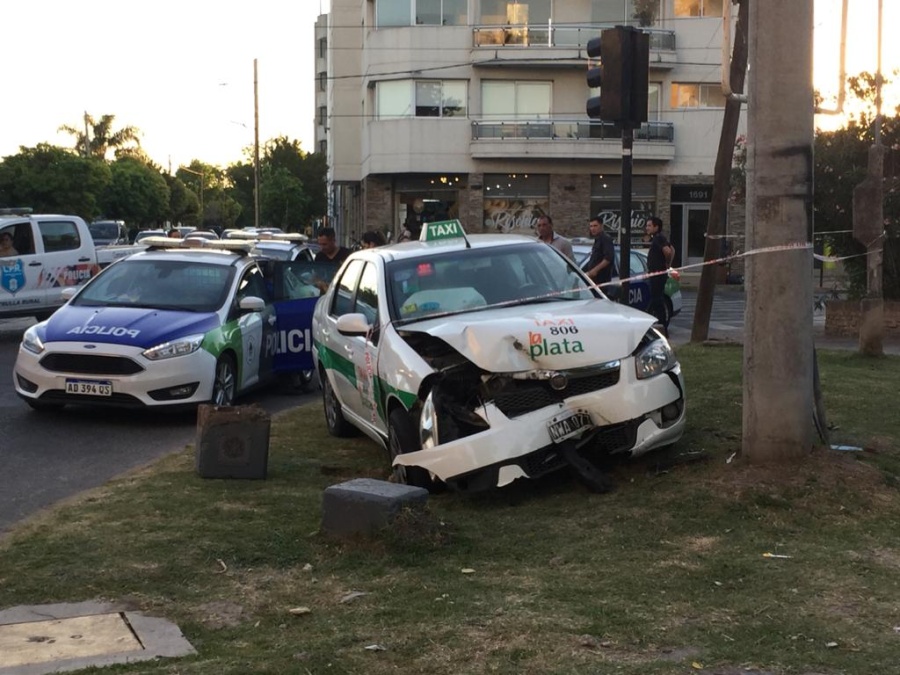 Taxista chocó contra el Parque Castelli
