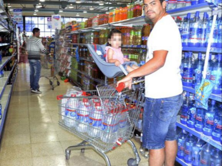 Por la falta de agua en La Plata, se están agotando los bidones y botellas en comercios y supermercados