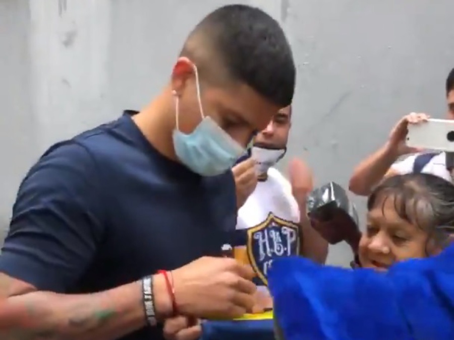 Marcos Rojo pasó la revisión médica, firmó con Boca y fue recibido por un grupo de hinchas