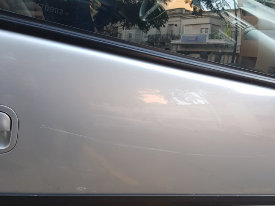Un vecino de 4 y 50 denunció rayones en su auto como venganza a una denuncia