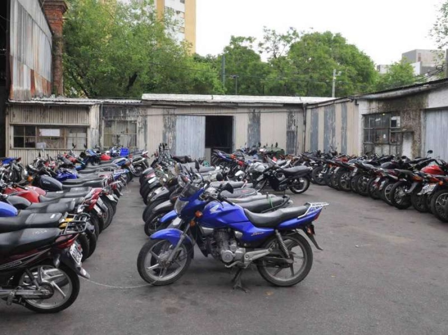 Curro total en La Plata: fue a retirar la moto y le cobraron 200 pesos por un ”flete fugaz” 