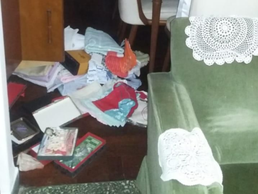 Ataron a una abuela y robaron a martillazos en La Plata