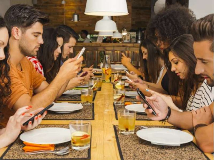 Los 4 momentos en los que es de mala educación usar el celular