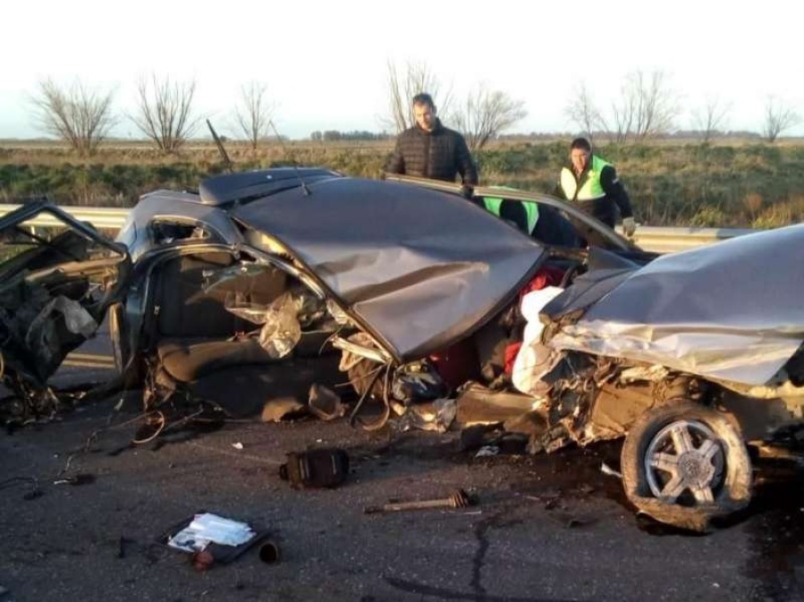 Dos vecinos de La Plata murieron tras un fatal choque en la ruta 205