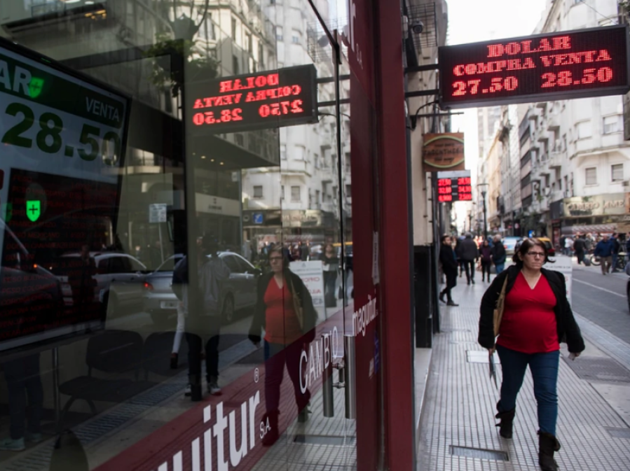 Por la incertidumbre de los ”cuadernos”, el dólar se acercó a los 29 pesos