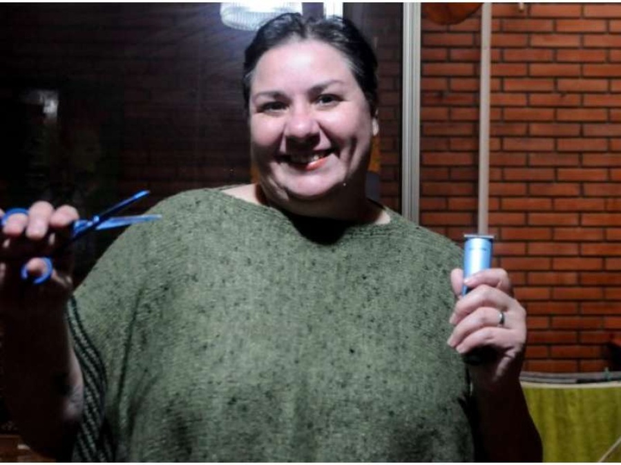 Hija de un ciudadano ilustre corta el pelo a cambio de juguetes