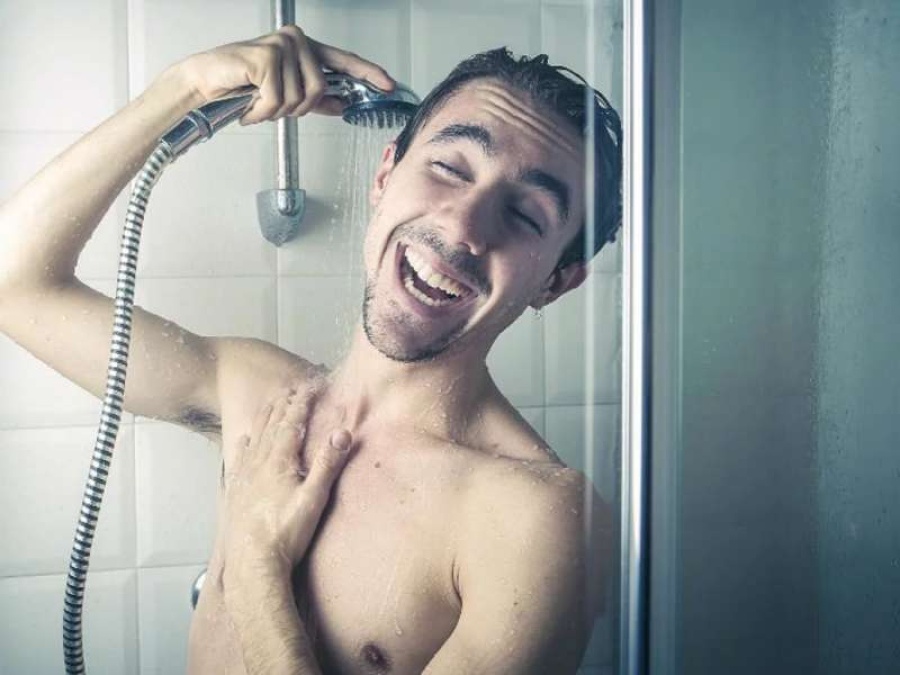 ¿Es mejor bañarse de día o de noche? 