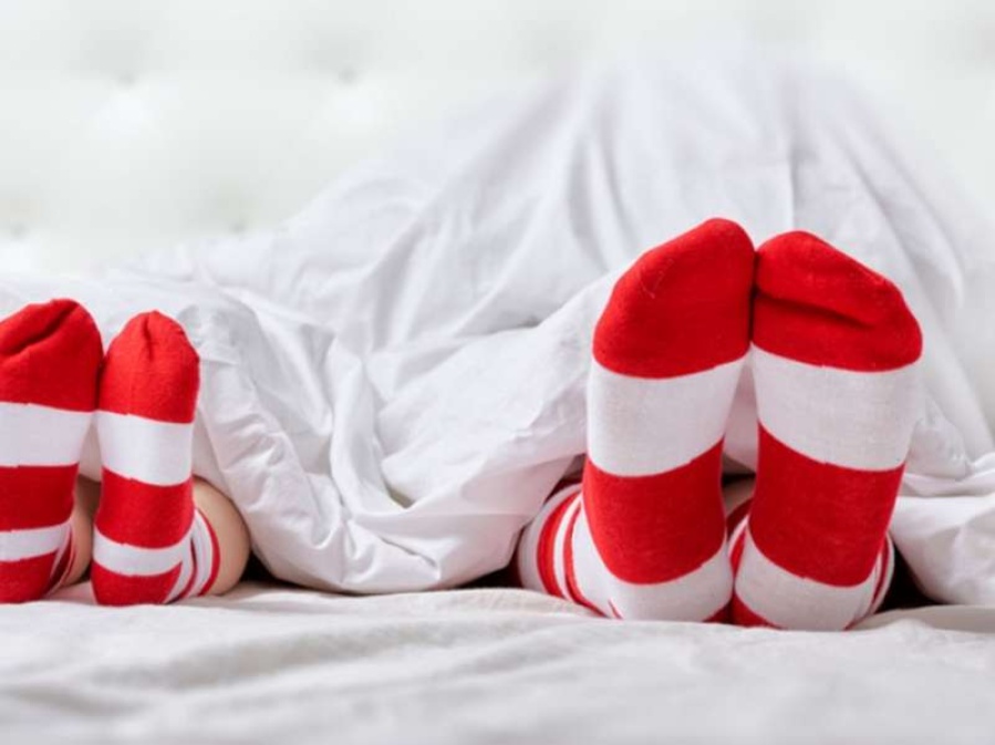 ¿Conviene dormir con o sin medias?