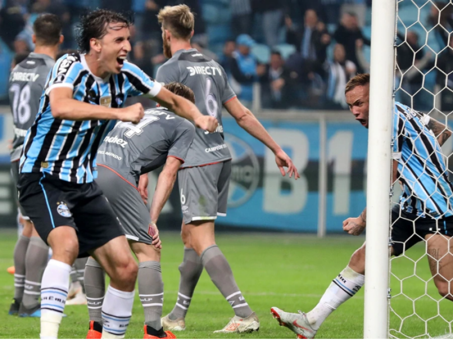 Estudiantes no lo pudo aguantar y cayó en los penales