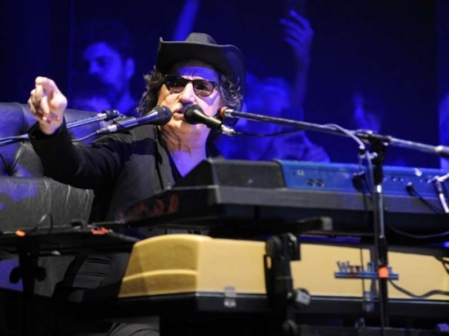 Charly García se bajó del escenario en pleno show