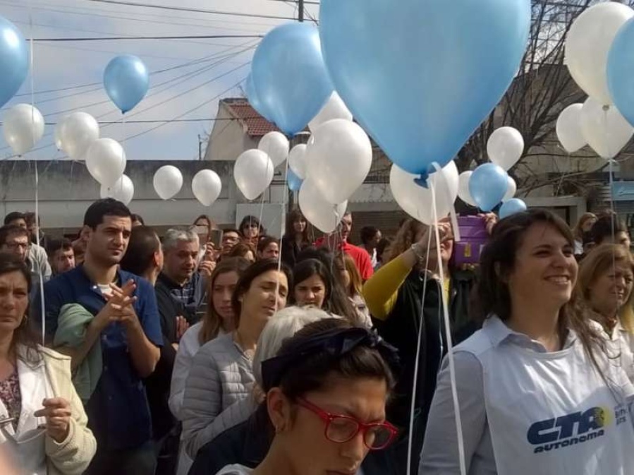 Emotivo abrazo solidario al San Roque de Gonnet: ”Hay que terminar con la precarización”