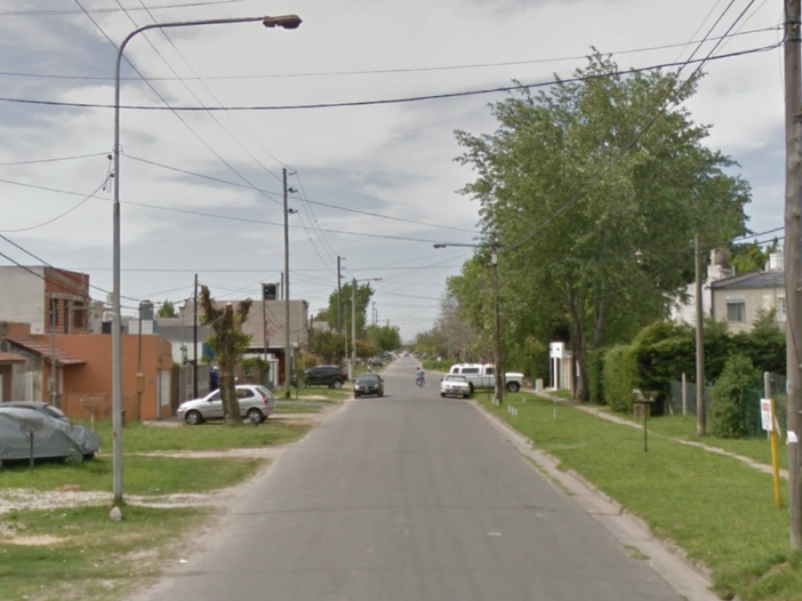 Caminaba por 8 y 505 y la golpearon salvajemente