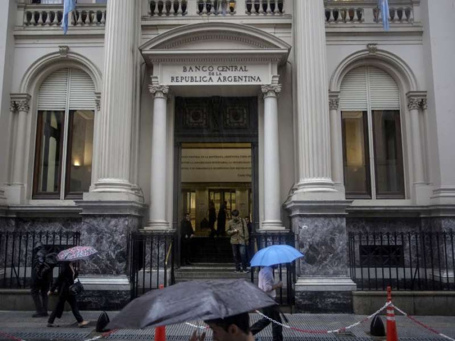 El gobierno licitará Letes para evitar un salto del dólar