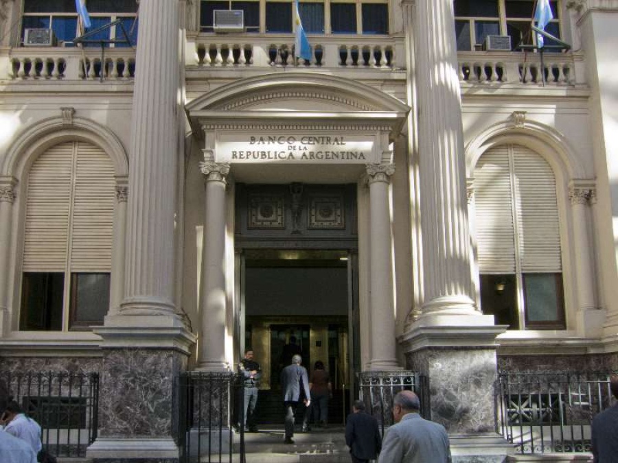 Una inesperada ”lluvia de dólares” por las LECAP logró bajar la cotización