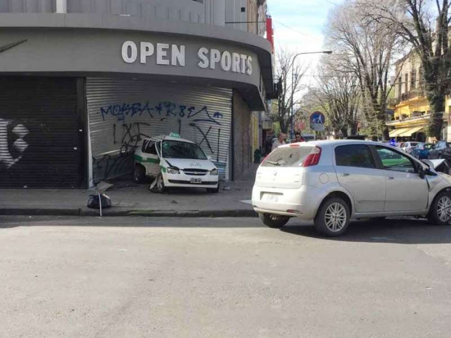 Susto en el centro de La Plata: chocó y quedó incrustado en un comercio