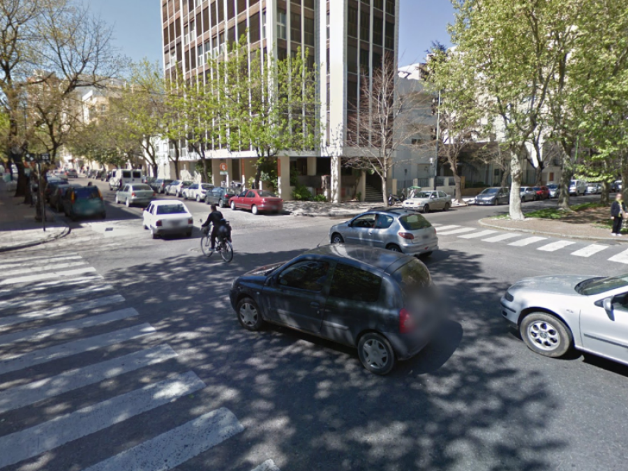 Torpe ladrón en 10 y 53: fracasó dos veces y lo atraparon