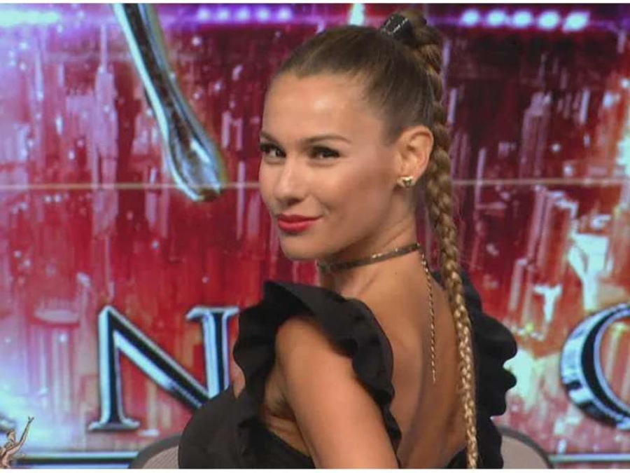 Pampita volvió al jurado de ShowMatch... ¡sin ropa interior!