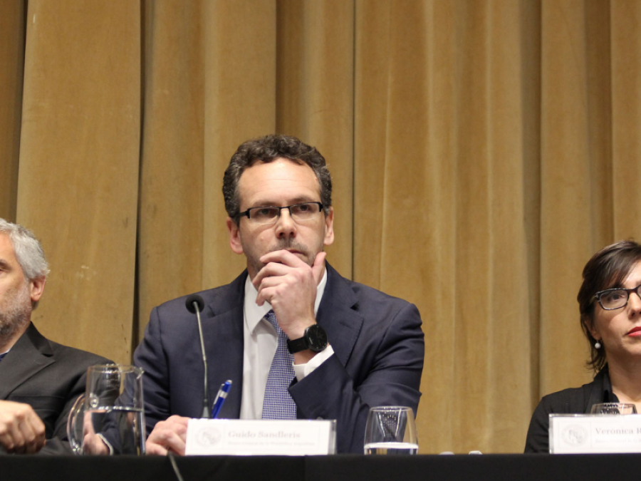 Sandleris: ”No hay obligación de intervenir si el dólar supera los 44 pesos”