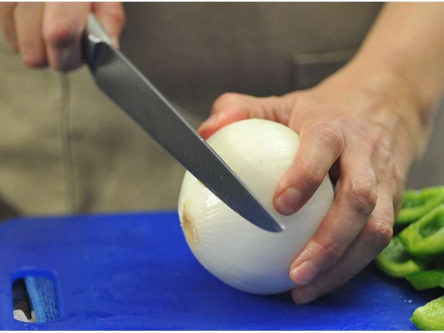 ¿Por qué cortar cebolla nos hace llorar?