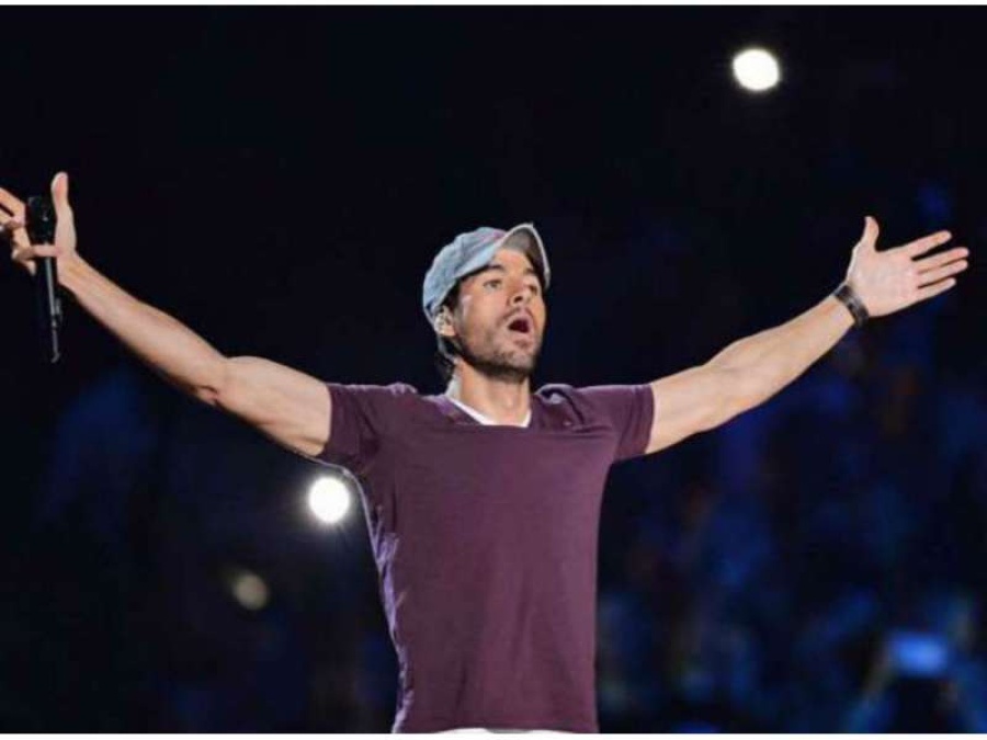 Una fan le comió la boca a Enrique Iglesias en pleno show