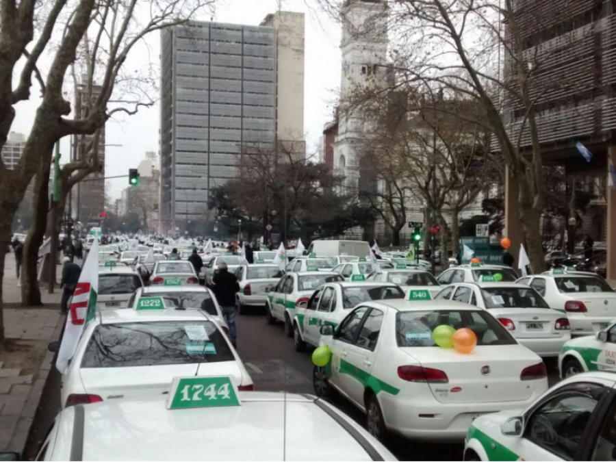 Lanzaron una prueba piloto en La Plata para ”uberizar” a los taxis