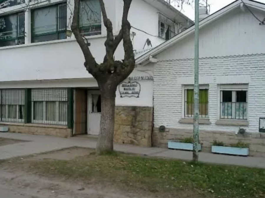 Daba clases, se le cayó una alacena y quedó inconsciente frente a sus alumnos