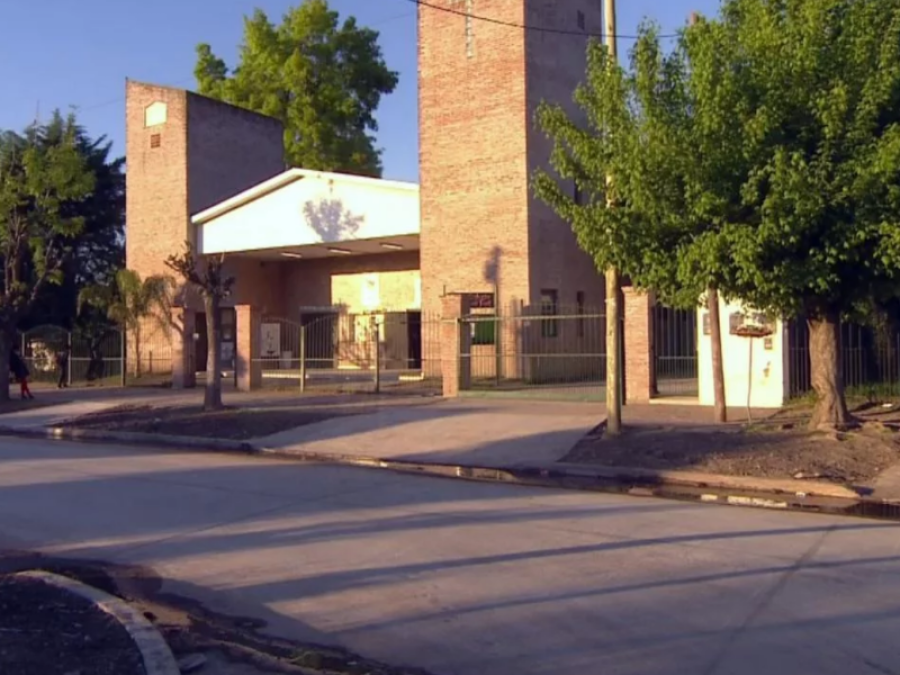 Un colegio de Pilar les mide la pollera a las alumnas para ”evitar tentaciones”