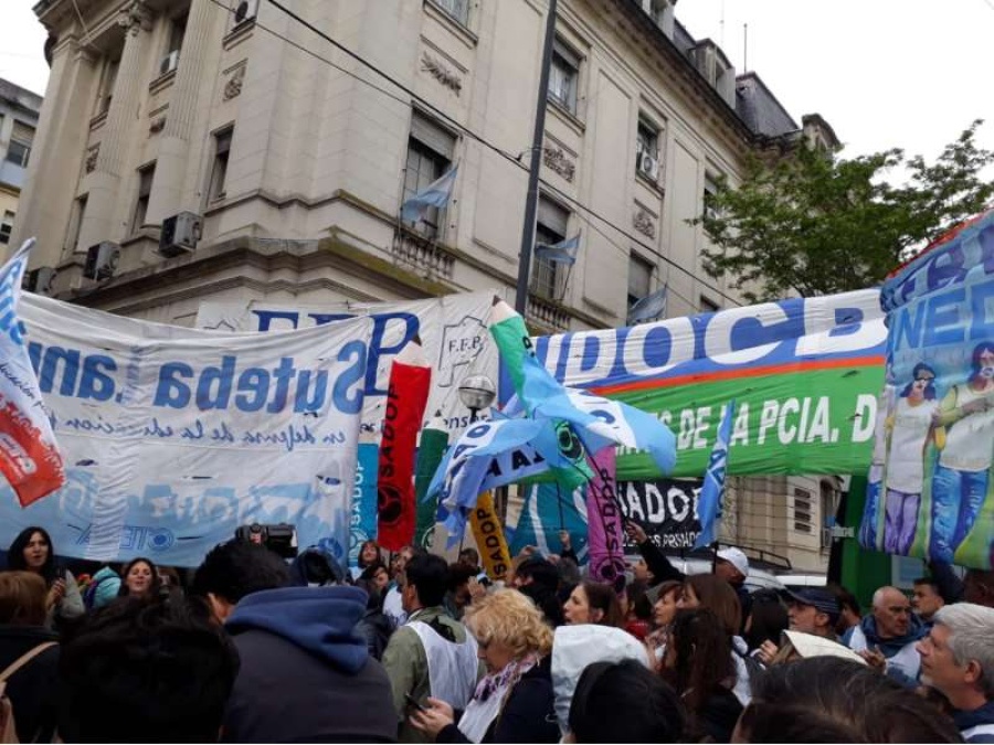 Los gremios docentes rechazaron la oferta del 31.7% de la Provincia