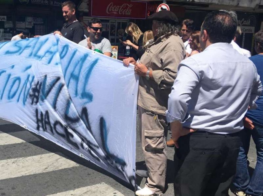 Trabajadores de la Secretaría General de Gobierno cortaron la calle en 7 y 50 en reclamo de mejoras salariales