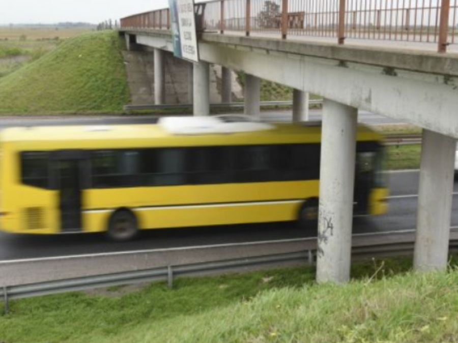 Discutió con su marido y se refugió debajo de un puente con sus nenes