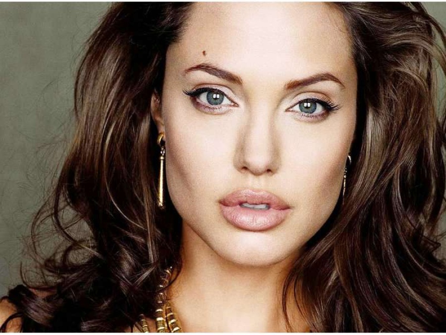 Angelina Jolie se pasó al bando de... ¡las rubias!