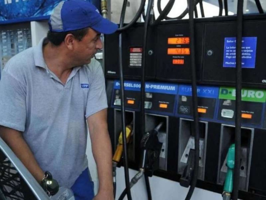 A pesar que el dólar cayó 10%, la nafta volvería a subir