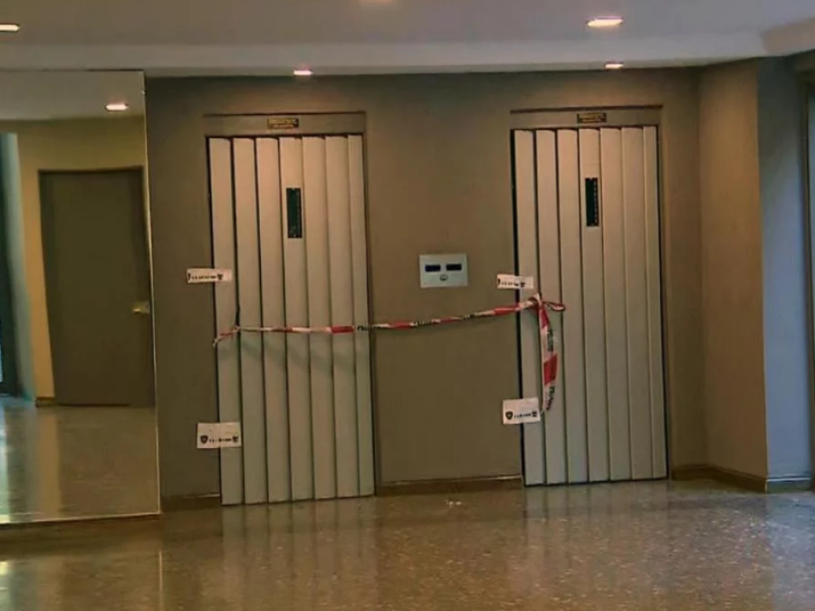 Abrió la puerta del ascensor, cayó por el hueco y murió