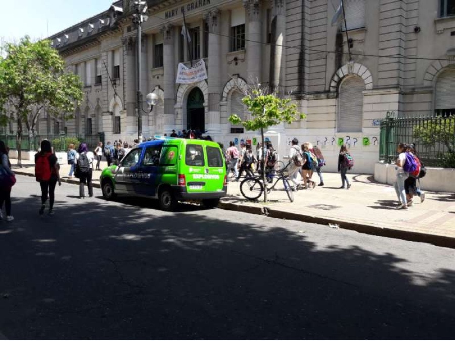 El Normal 1 arrancó la semana con una doble amenaza de bomba
