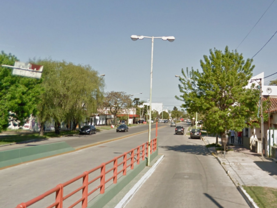 Hombre atacó a su pareja en Gonnet y un vecino salió a defenderla 