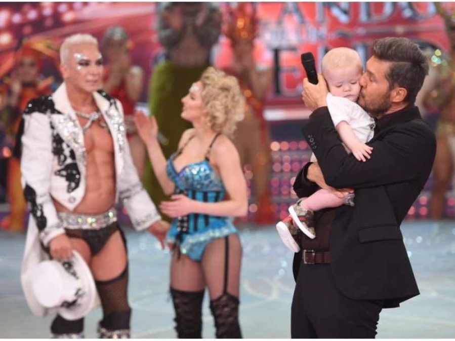 Flavio Mendoza presentó a su hijo por primera vez en TV 