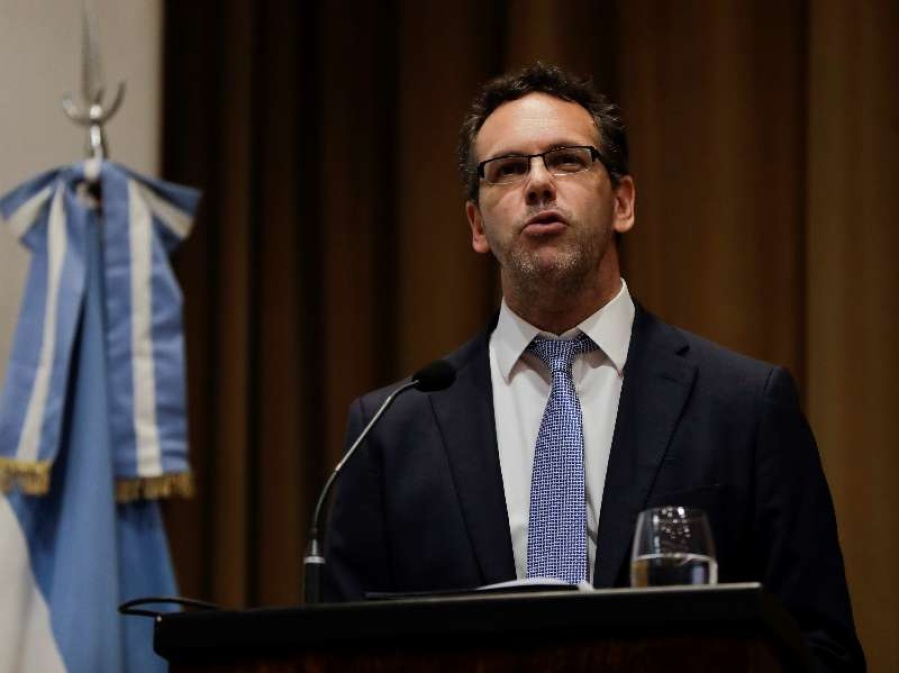 Sandleris viaja a China para conseguir más dólares 