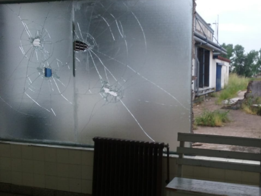 Vándalos destrozaron los vidrios del Hospital Melchor Romero