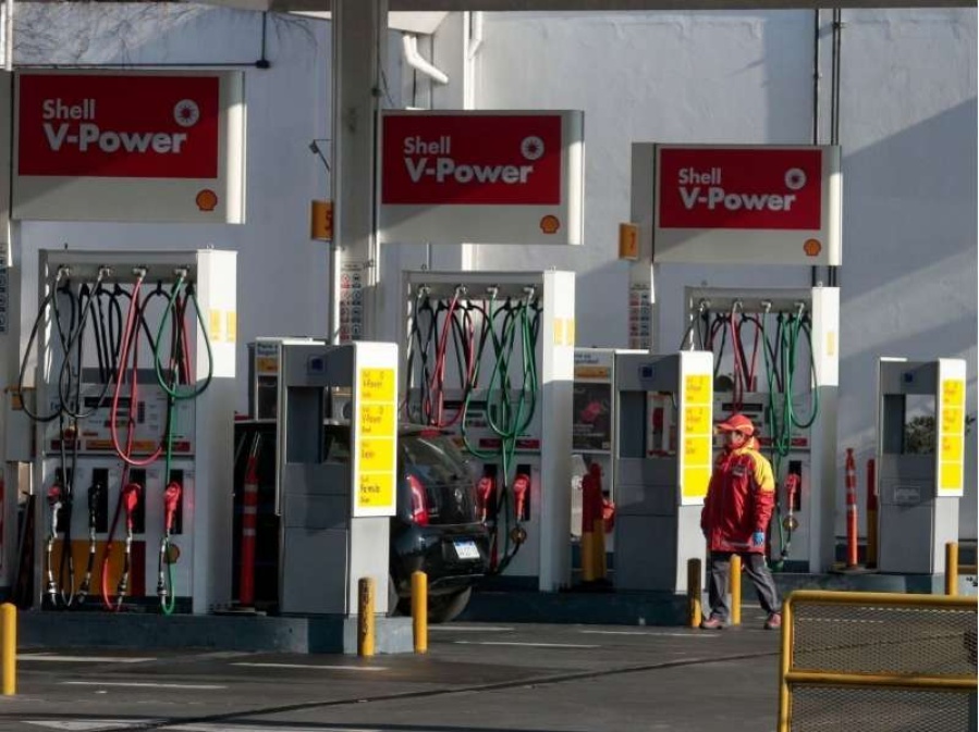 Otra compañía tuvo que bajar el precio de su nafta