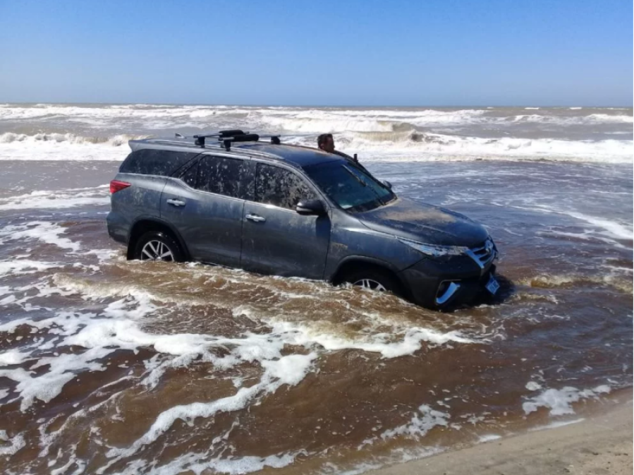 Insólito: dejó la camioneta en el mar y tuvieron que sacarla con la grúa