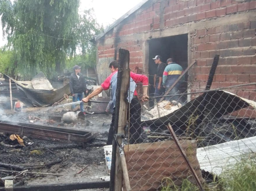 El fuego arrasó a tres casas de Melchor Romero, y algunos aprovecharon para robar