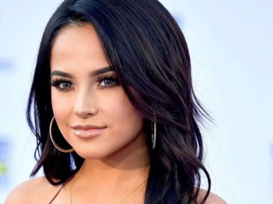 Becky G tiene su propia marca de maquillaje