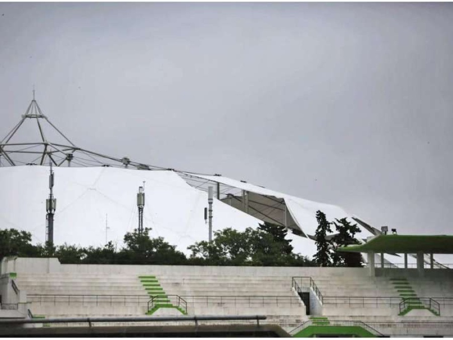 Otra vez un fuerte temporal voló el techo del Estadio Único