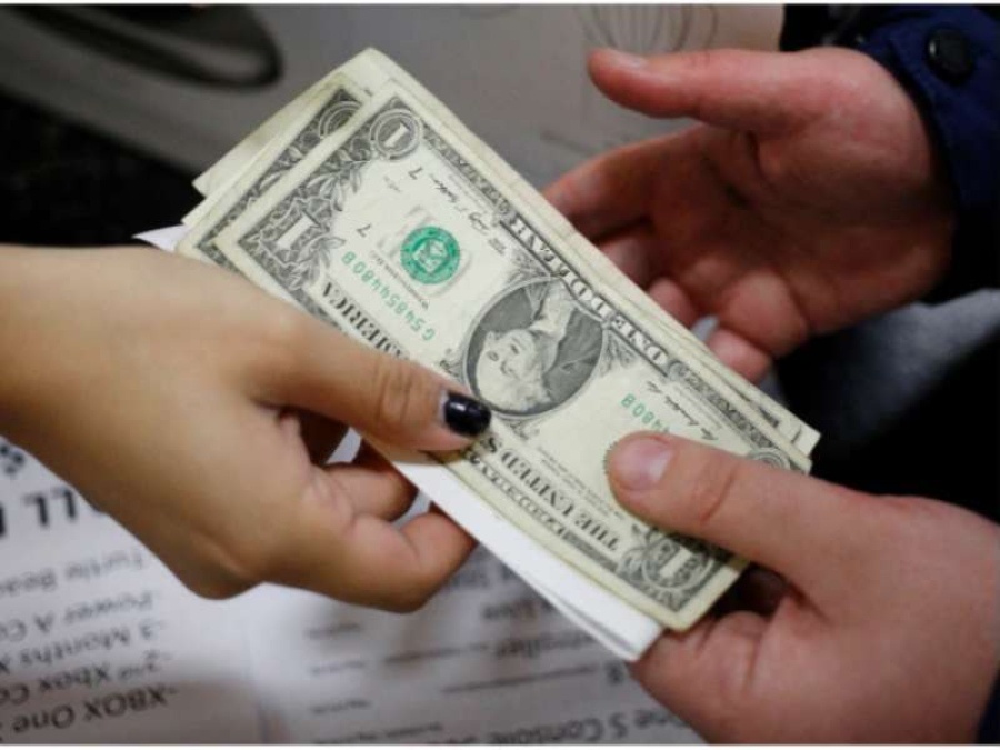 Con mínima suba, el dólar se mantiene dentro de la zona de ”no intervención” del BCRA