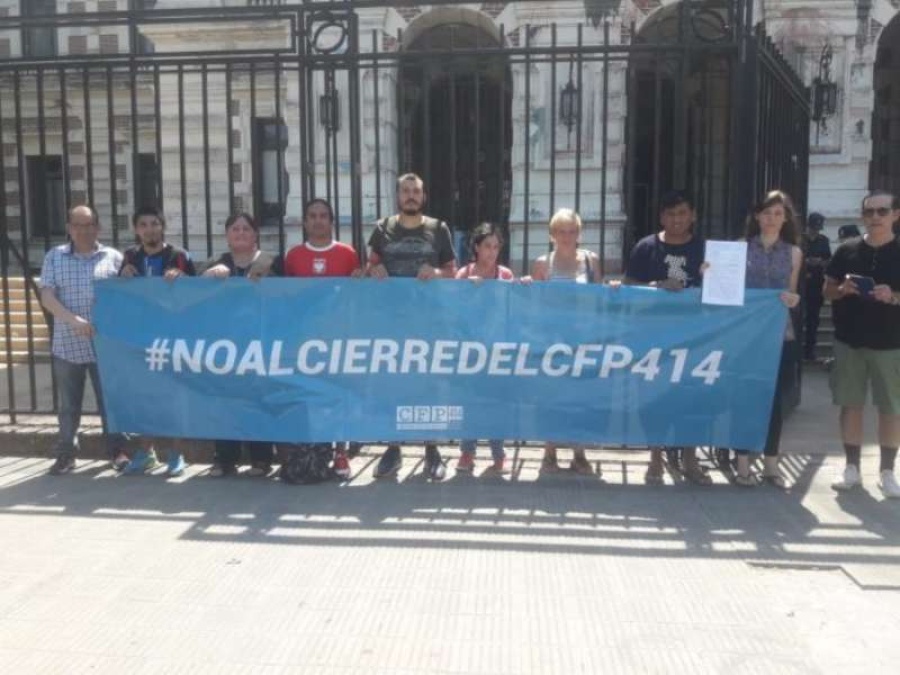 Docentes del CFP 414 de La Plata le entregaron una carta a la Gobernadora María Eugenia Vidal