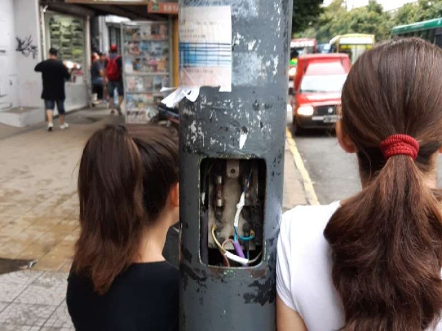 Peligro en pleno centro de La Plata: una columna de alumbrado con los cables al descubierto