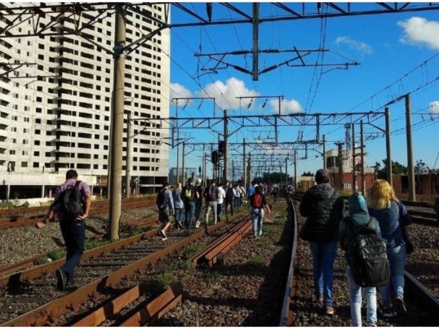 Viajaban en el techo del tren Roca y recibieron una descarga eléctrica